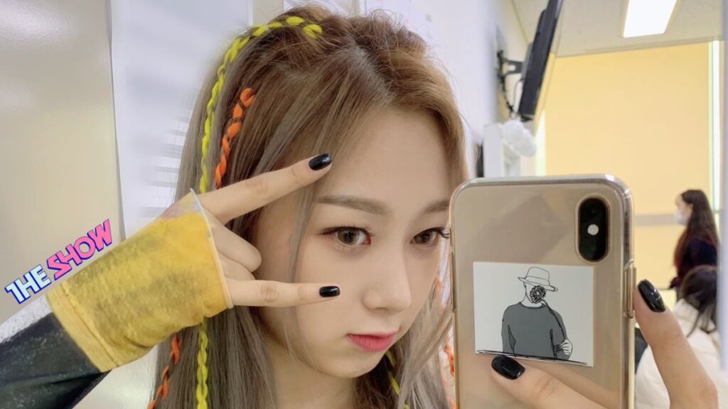 アップで自撮りするaespaジゼル