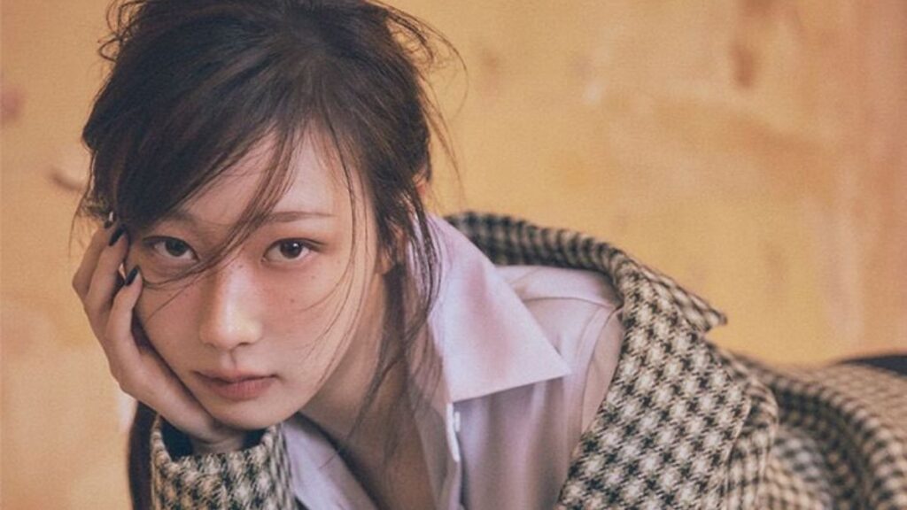 右頬に手を置くジゼル