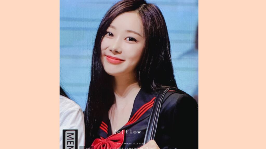 セーラー服を着ているaespaジゼル