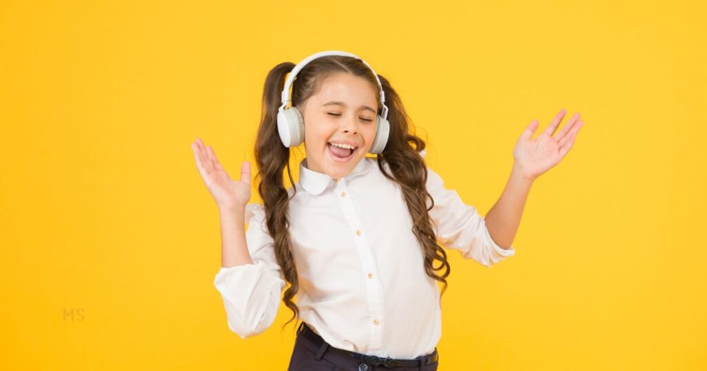ヘッドフォンをして歌う子供