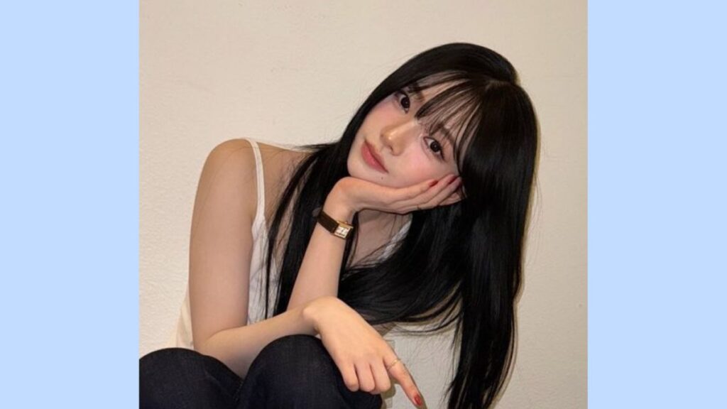 カリナ顔に手を当ててる姿