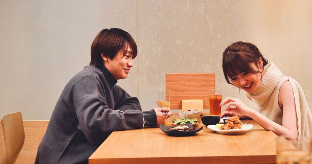 女性と食事する藤原丈一郎