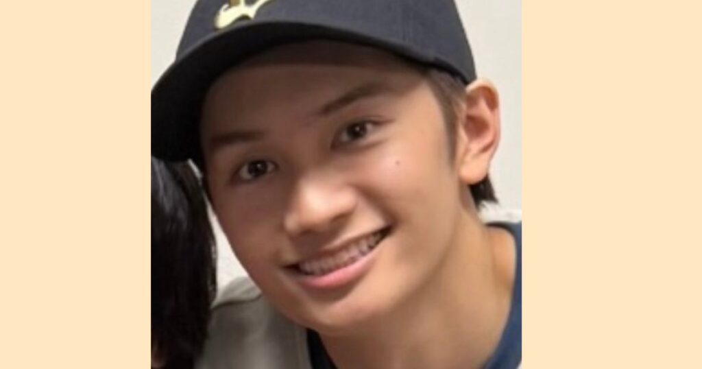 どアップで帽子をかぶった笑う藤原丈一郎