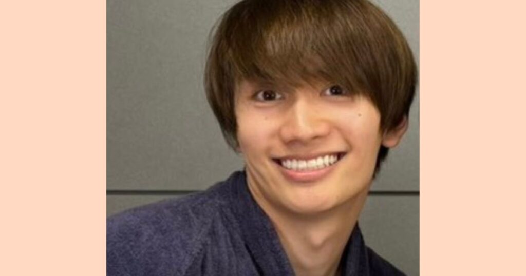 どアップで笑う藤原丈一郎