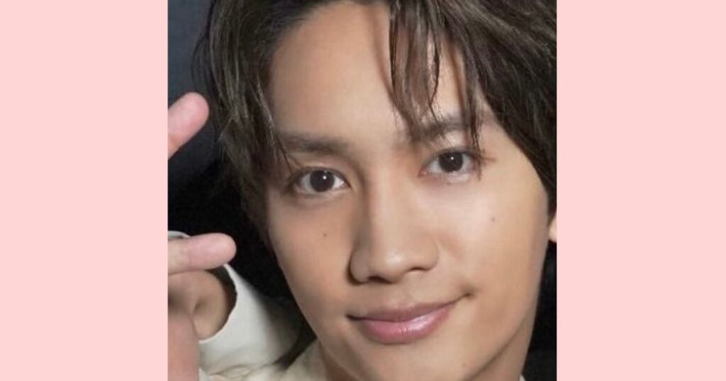 前髪をセンターで分け微笑藤原丈一郎