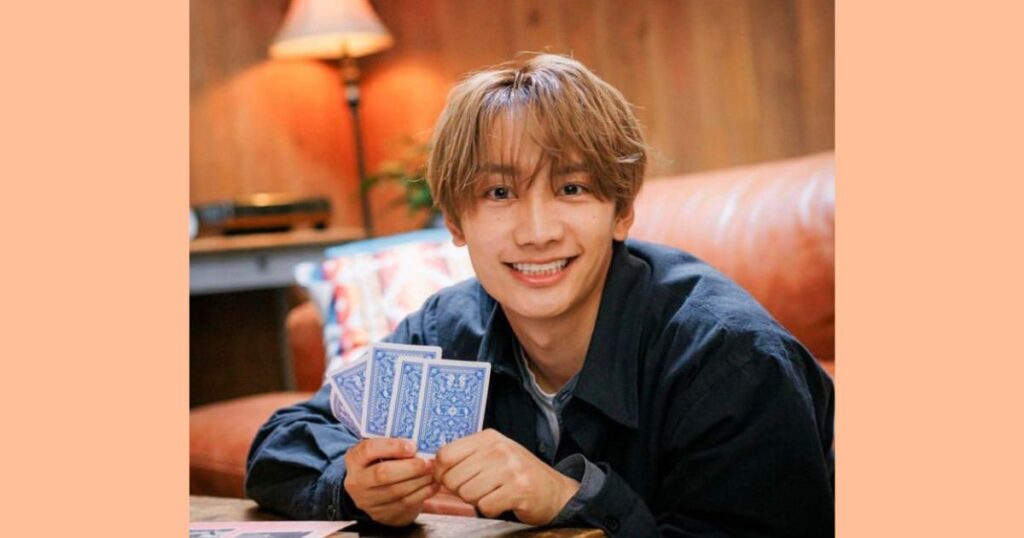 トランプをする藤原丈一郎