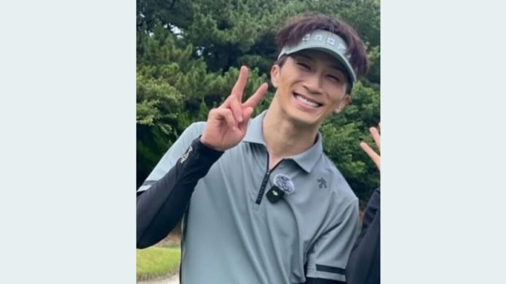 ピースしている濱田崇裕