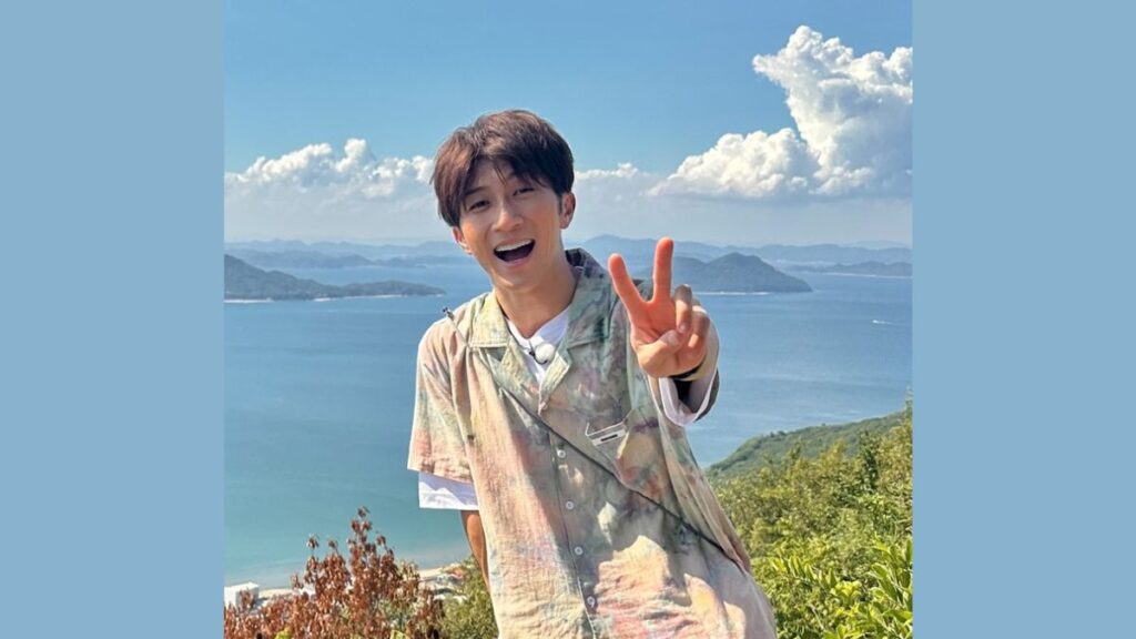 海バッグにピースする濱田崇裕