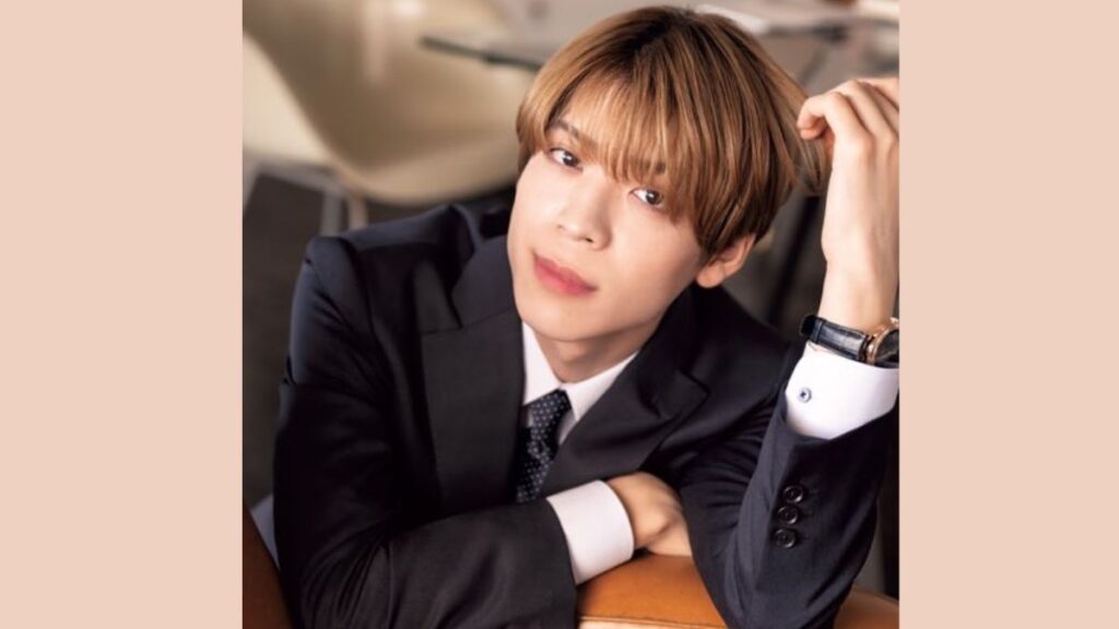 スーツ姿で微笑む松島聡