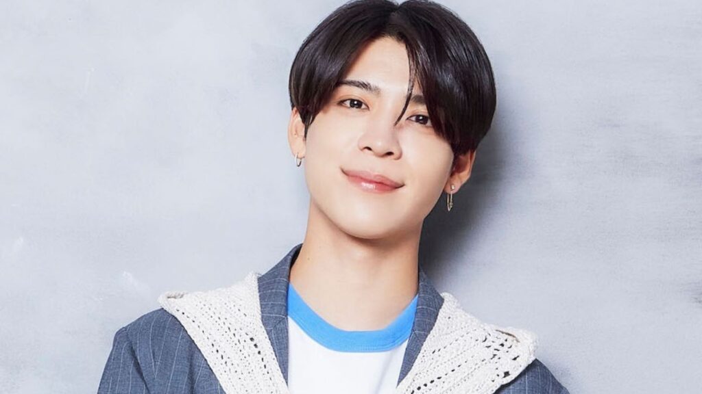 優しく微笑む松島聡