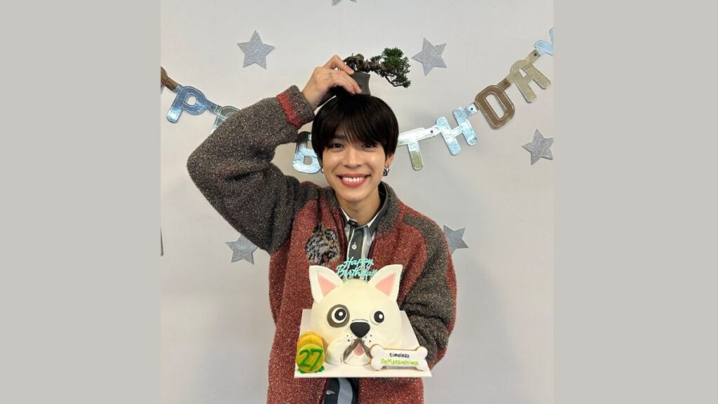 誕生日ケーキを持っている松島聡