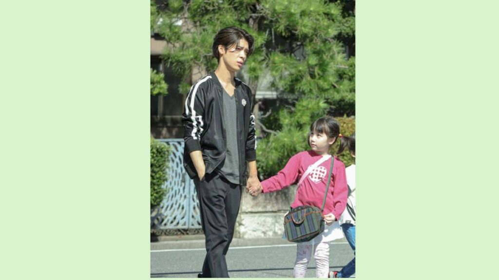 女の子と手を繋ぐ松島聡