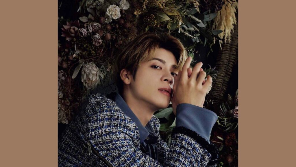 花に囲まれた松島聡