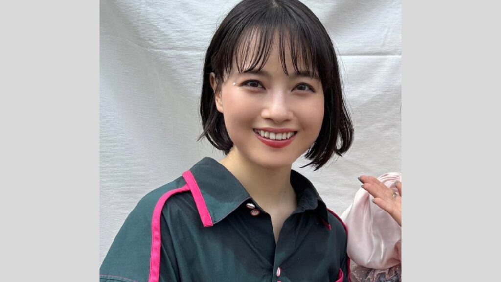 ピンクのラインが入った服を着たtomoo
