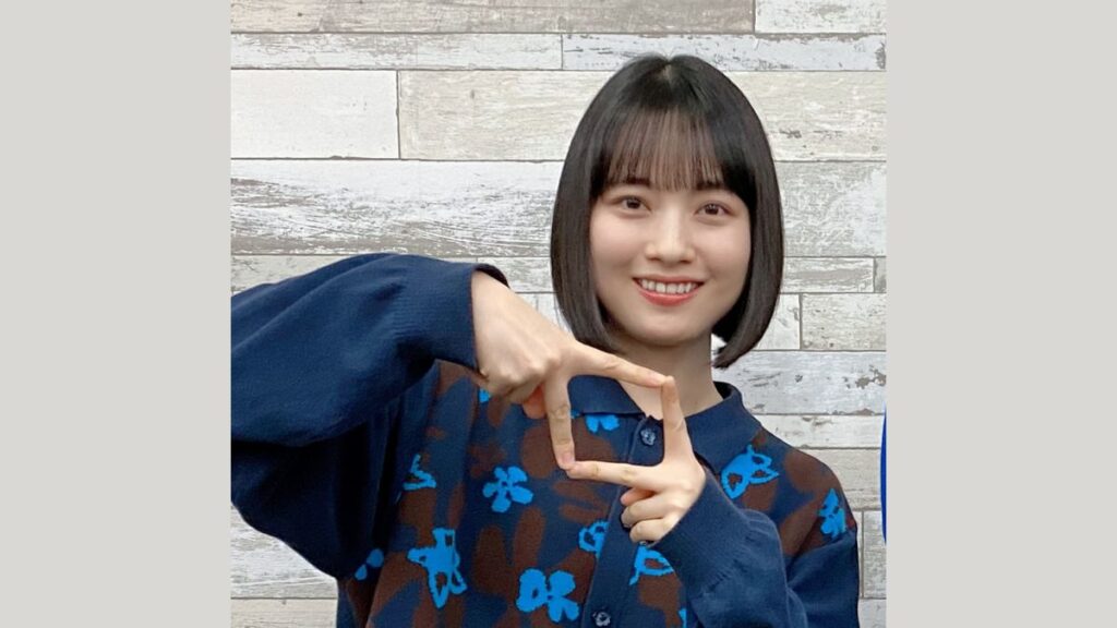 ピースを合わせたポーズのtomoo