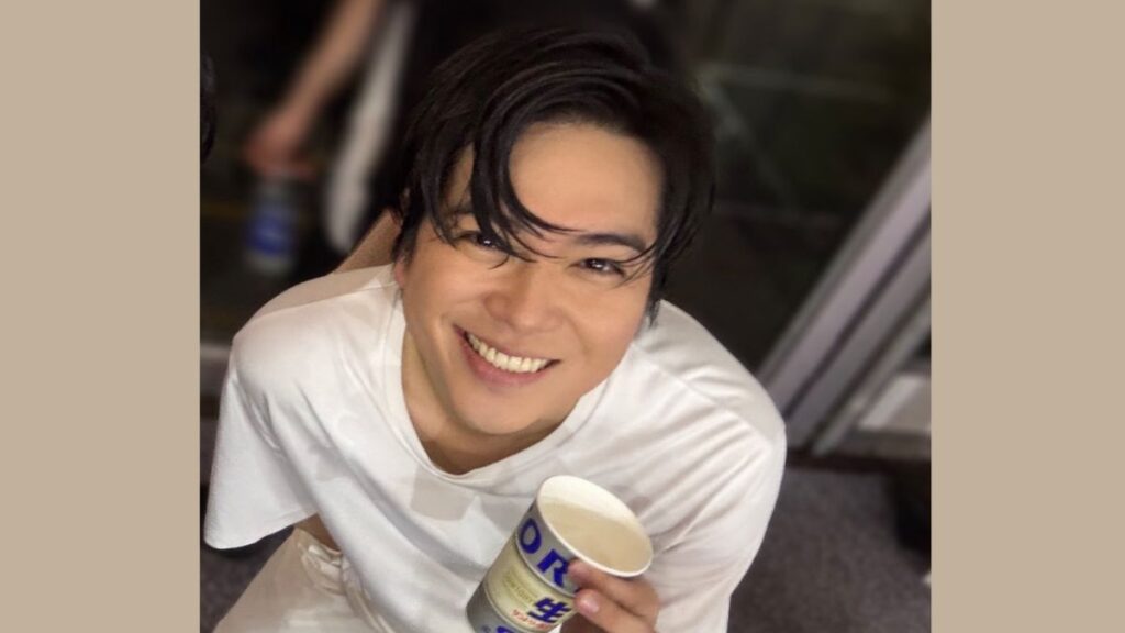 ドリンクを持つ加藤シゲアキ