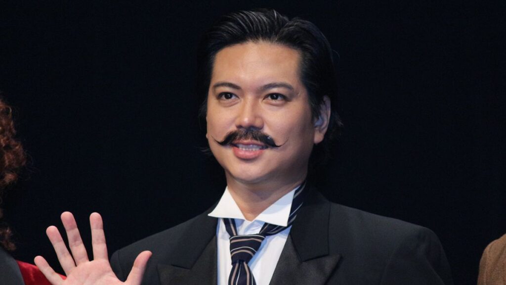 口髭をつけた加藤シゲアキ