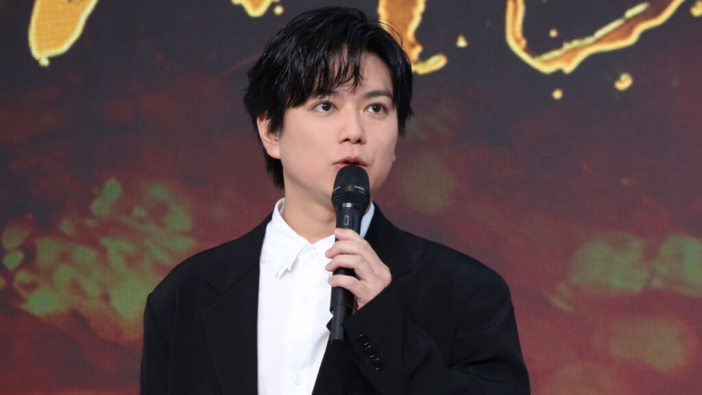 マイクを持つ加藤シゲアキ