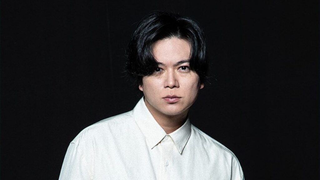 白い服を着た加藤シゲアキ