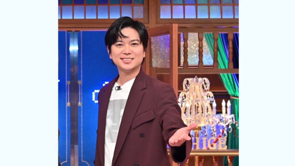 煌びやかな背景の加藤シゲアキ