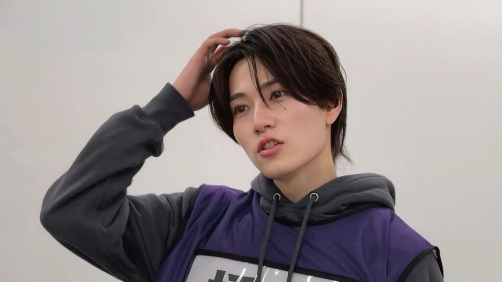 頭をかく橋本将生