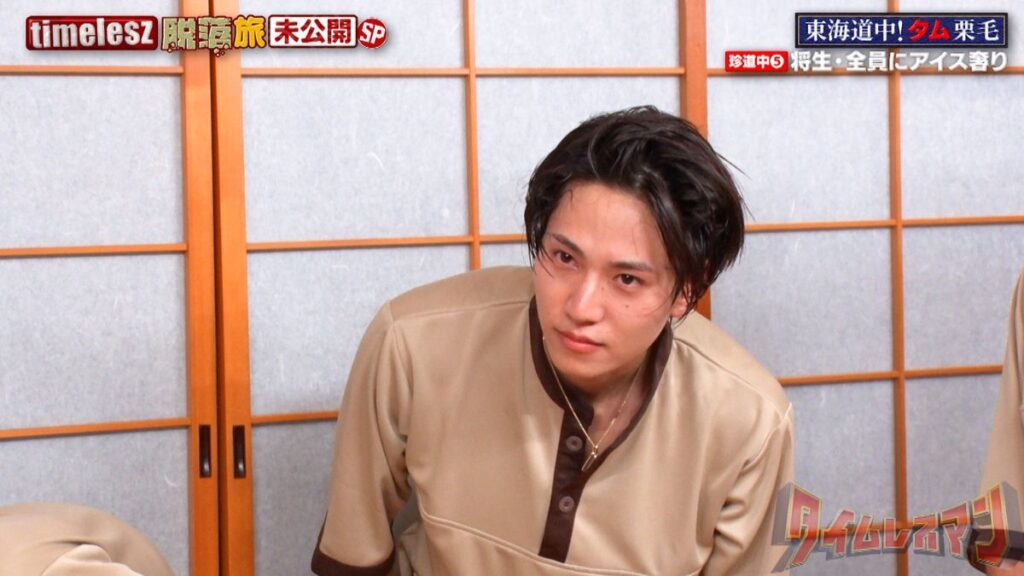 前髪をかき分け中腰の橋本将生