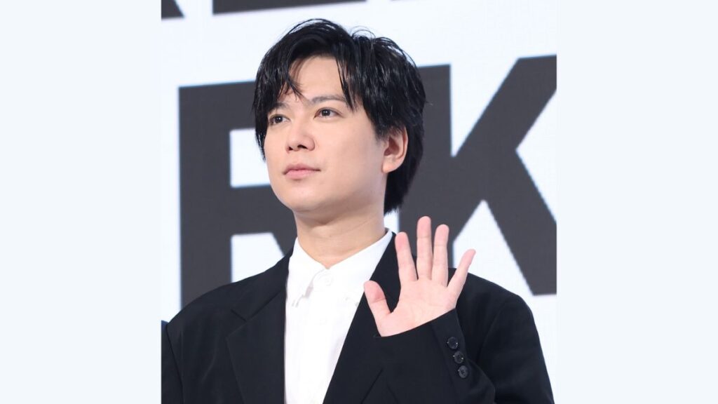 手を振る加藤シゲアキ