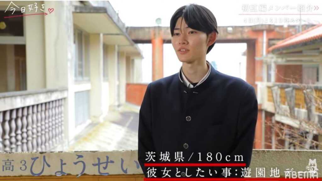 制服姿で話す永塚彪聖