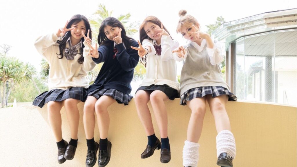 今日好きのほかの女子メンバーとピースする梅田みゆ