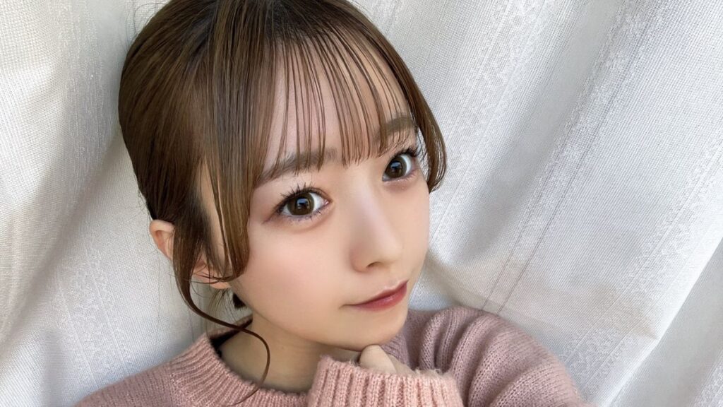 顎に手を添える梅田みゆ