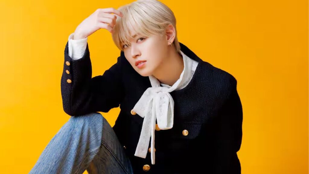 金髪で頭に手を置く白岩瑠姫