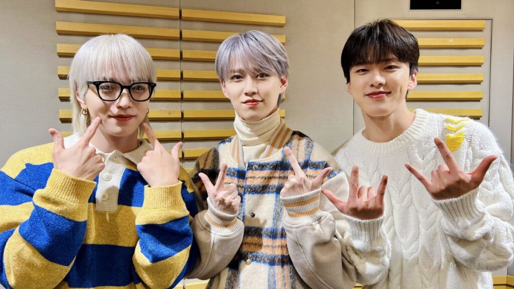 JO1のメンバーとポーズする白岩瑠姫