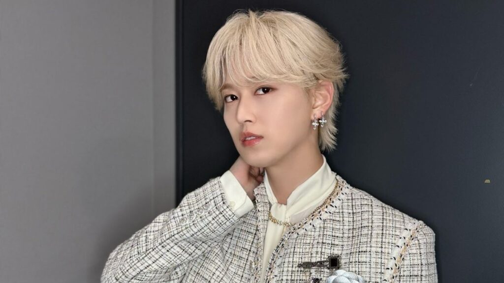 首に手を当てる白岩瑠姫