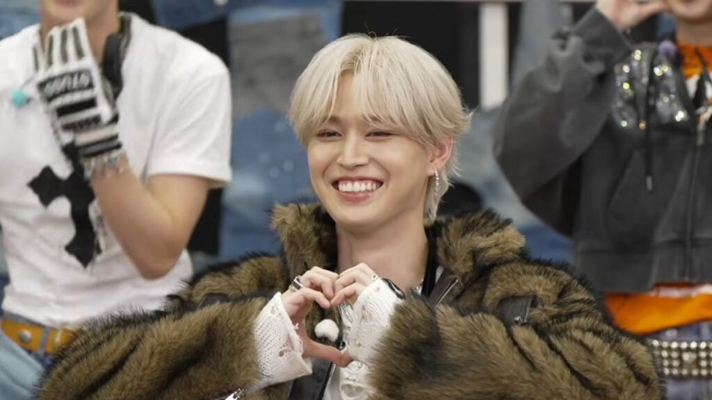 ハートポーズする白岩瑠姫