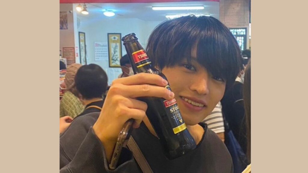 ビンを持つ猪俣周杜