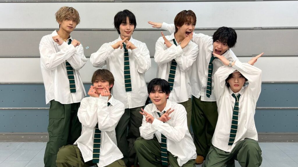 体の前でバツを作るなにわ男子