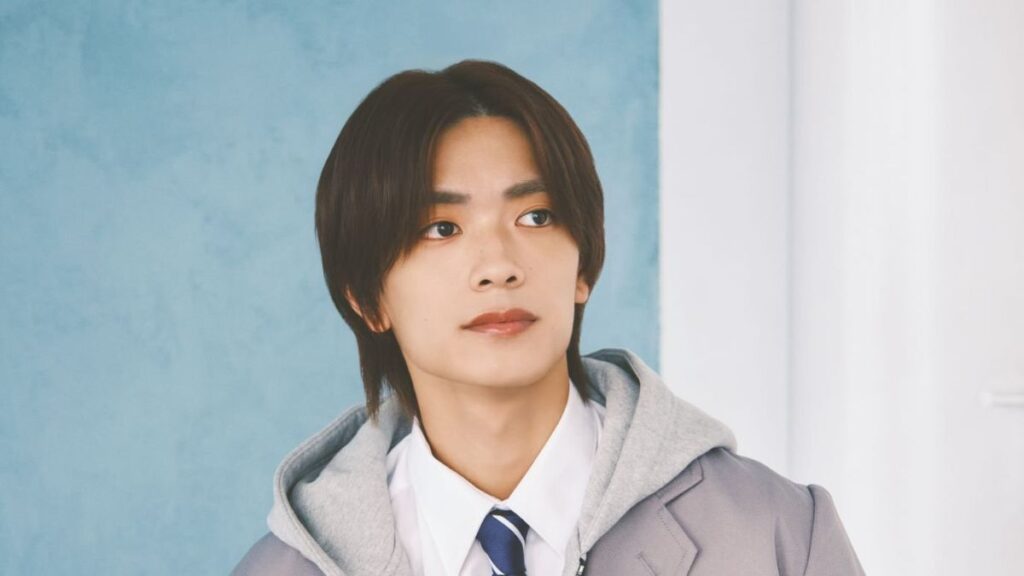 シャツにネクタイをした高橋恭平