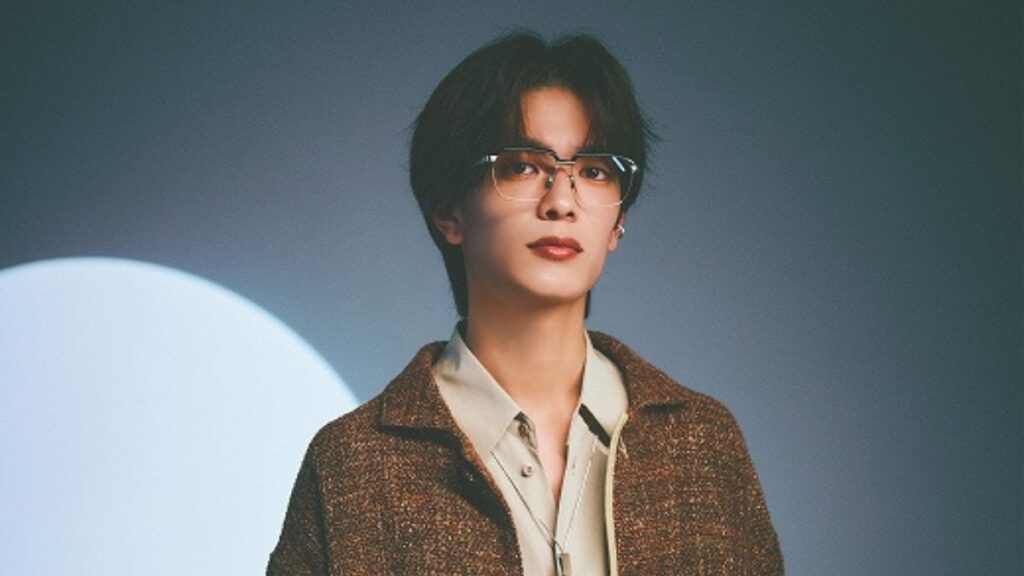 メガネをかけた高橋恭平