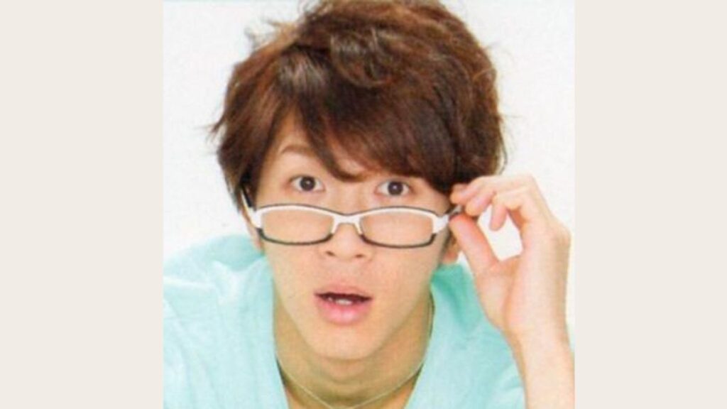 めがねをかけている濱田崇裕