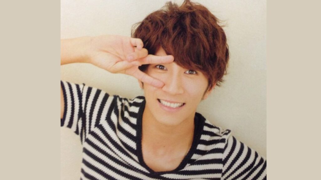 ピースをする濱田崇裕