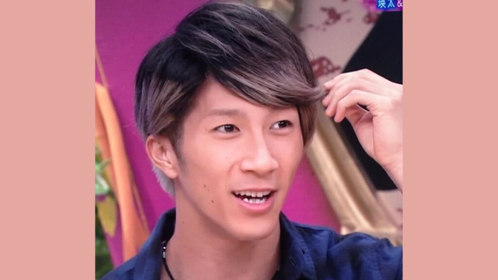 前髪をいじる濱田崇裕