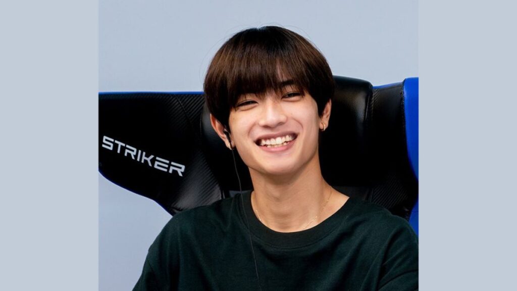 ゲーミングチェア座っている高橋恭平