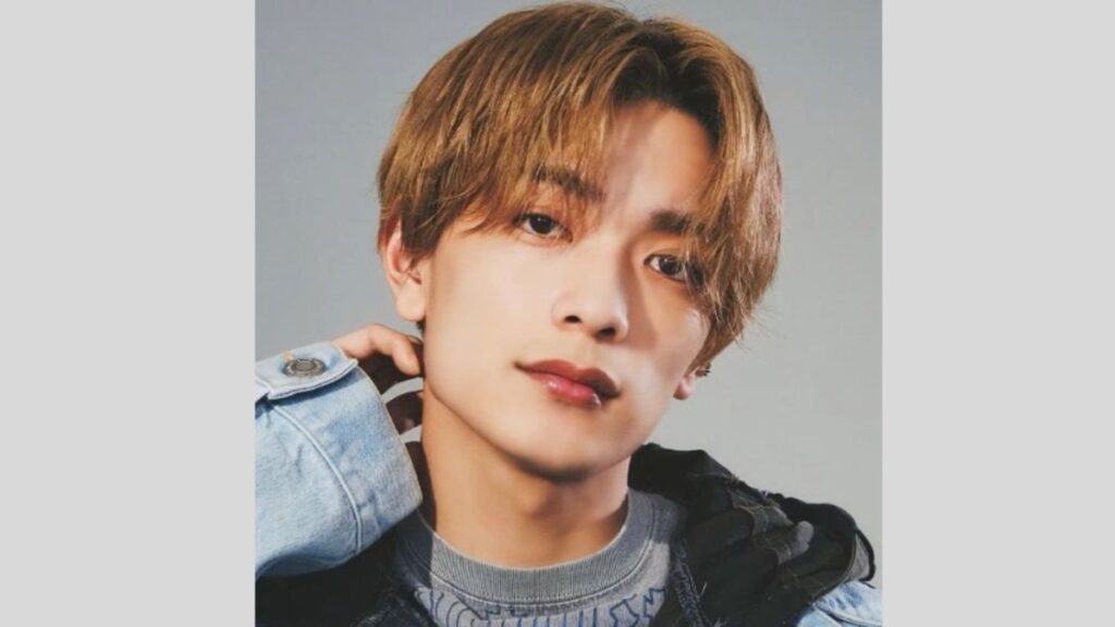 首に手を当てる高橋恭平