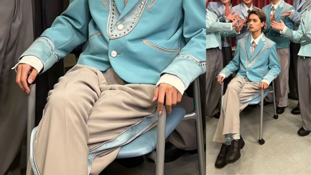 衣装を着て椅子に座っている高橋恭平