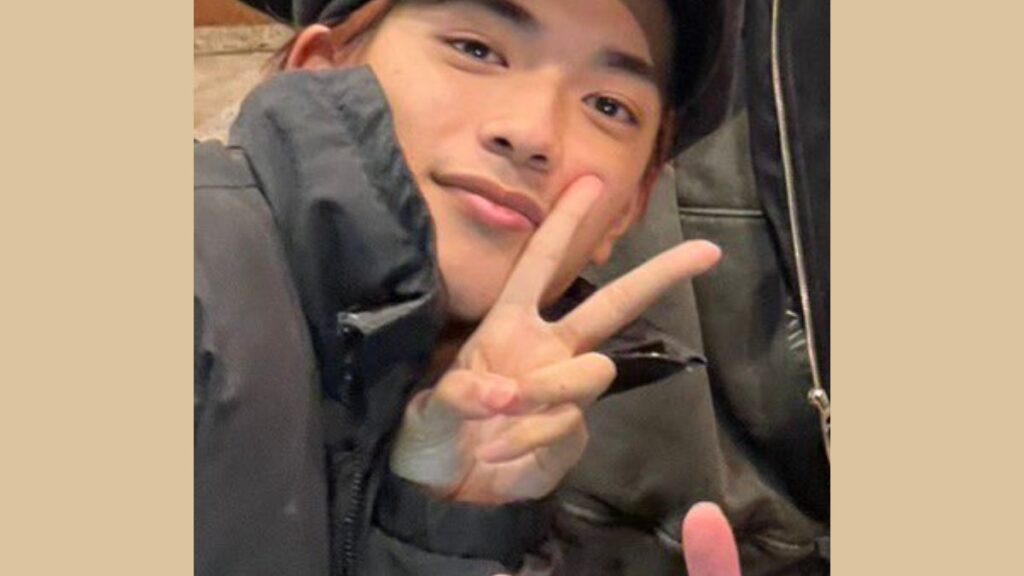 ピースをする高橋恭平