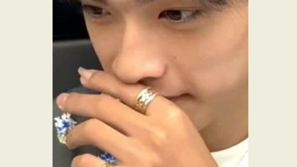 変形している人差し指の高橋恭平