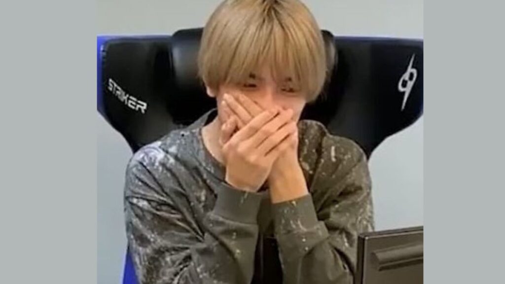 口を手で塞いでいる高橋恭平