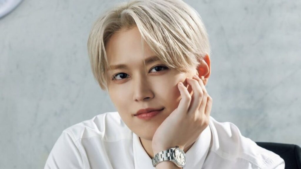 頬杖を突く白岩瑠姫