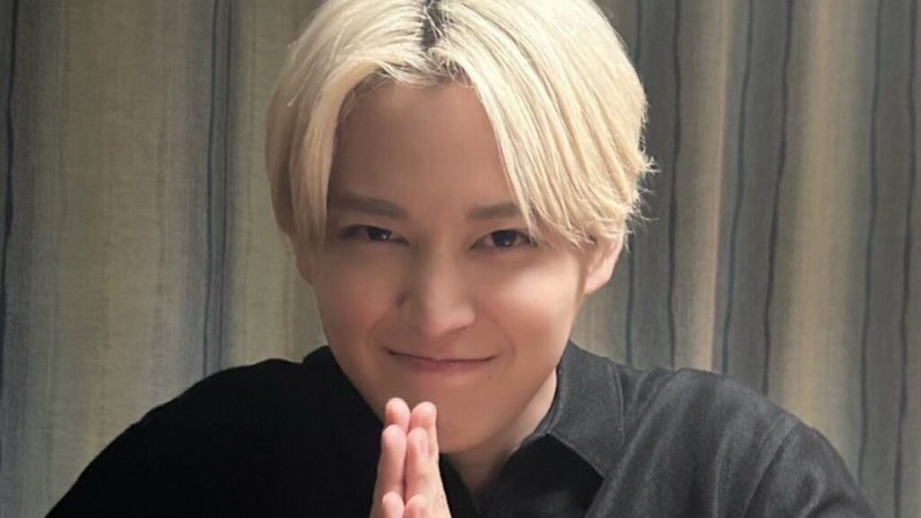 手を合わせる白岩瑠姫