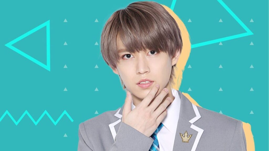 制服姿で顎を触る白岩瑠姫